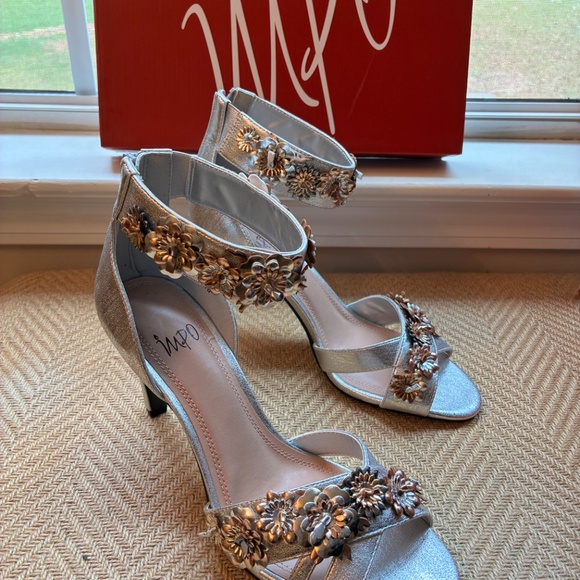 Woman’s pump class dress shoes - Picture 2 of 12